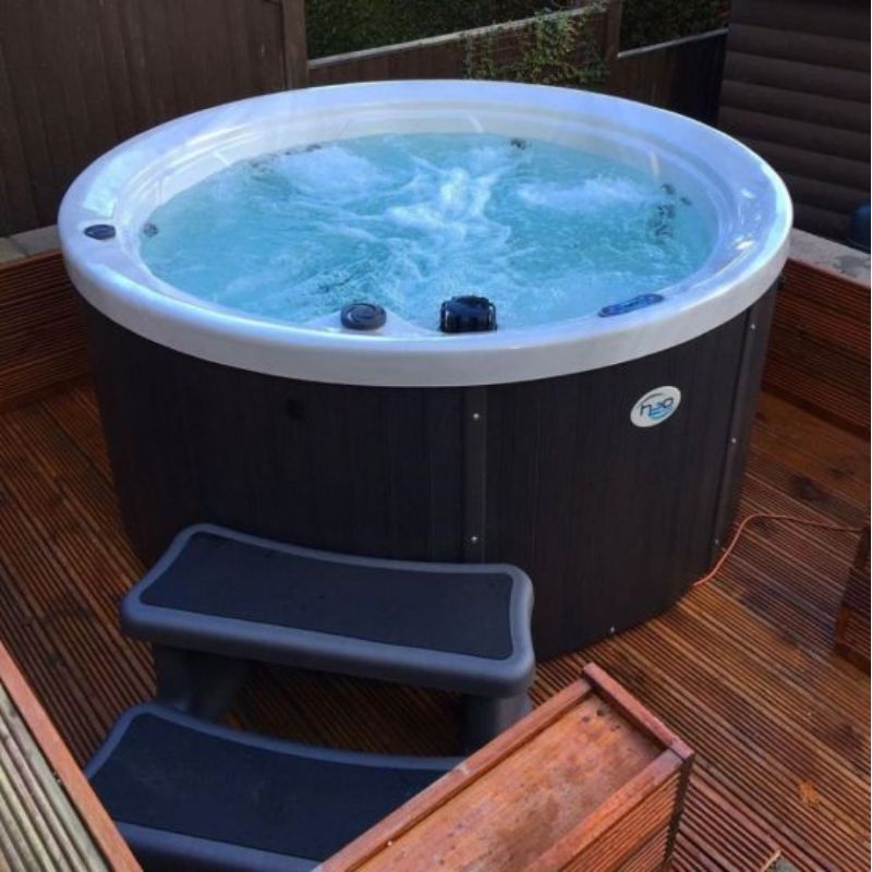 H2O 1000 Series 13A Plug & Play Hot Tub 2150 x 2150 x 970 mm