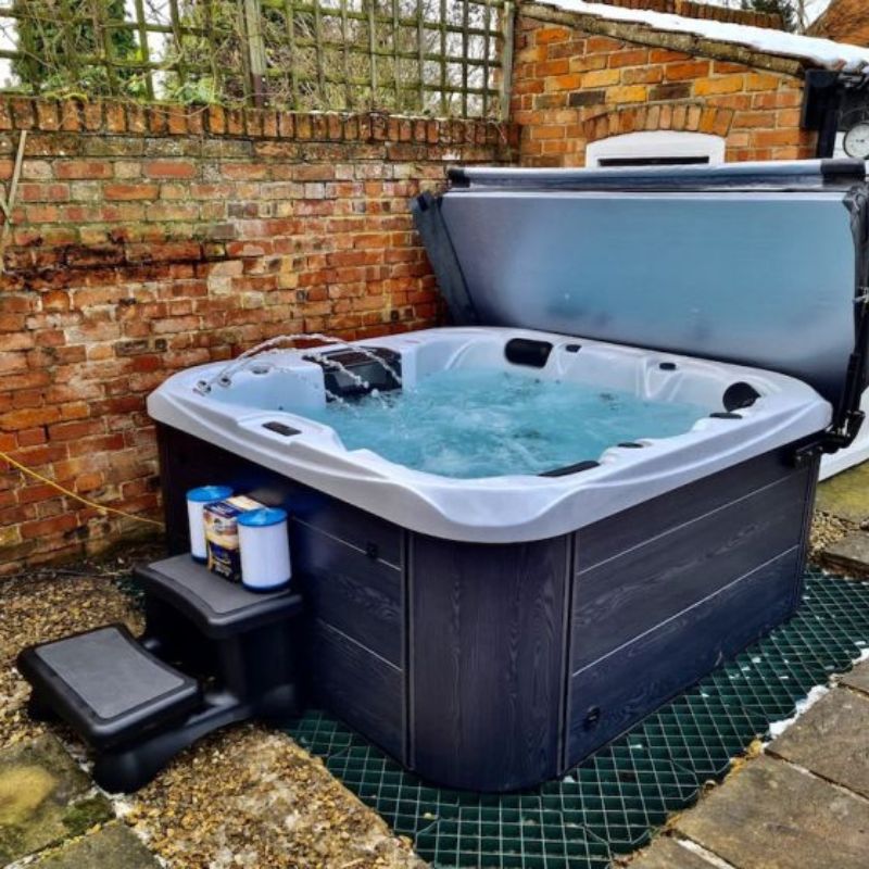 H2O Retreat Plus 13A Plug & Play Hot Tub 2000 x 2000 x 880 mm